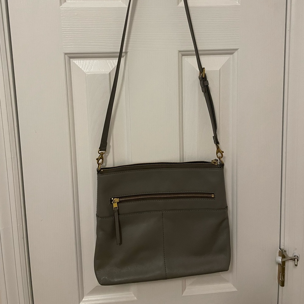 Fossil gray purse. Adjustable crossbody strap and pockets galore!